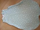 emma & noah のSchlafsack 
TOG 1.0 (室内温度18～24℃用)
ドイツ製、100%オーガニックコットン。
生地が柔らかく、ファスナーも大きく開くのでオムツ換えもしやすいです。
このメーカーの製品が好きで、我が家ではリピートしています。
洗濯したものの襟元にミルクのシミがあります。
その他は状態良好です。
6ユーロ