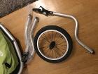付属部品。フロントタイヤを付け替えれば子どもを押してジョギングができます。