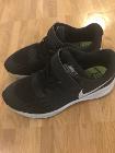 ②NIKE スニーカー