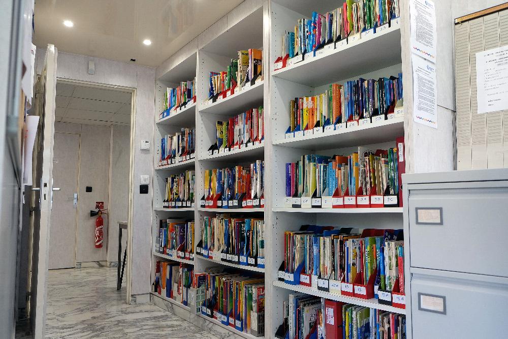 https://paris2.global-coding.com/nice/school/lgkgrhbdo5gut9743essn2d680.jpg,沢山の本が揃った図書室