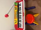 日本で購入しました。状態すごく良いです。マイクで弾き語りしたり、リズムや音楽を鳴らして踊ったり、遊び方色々です。希望価格20ユーロ