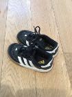 男児　addidas スニーカーサイズ２６