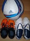 サッカースパイク（左オレンジ-Adidas  Size19センチ 3€）（右白-Umbro、Size21センチ 3€)  / サッカーボール-Adidas 2€