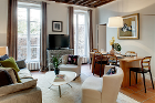 パリ、マレ地区の美しい2LDK短期レンタル
http://www.private-homes.com/ja/paris/d/483
日本語ページです