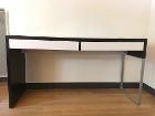 デスク
IKEA
幅:142cm/奥行き:50 cm/高さ:75cm
2つあります。1つ25€です。
価格：25ユーロ
