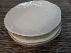 15cmほどの小皿。真っ白でないので和食にも使いやすい色合いです。セットで€3