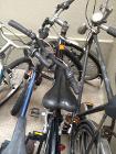 ちょうど真ん中にあるオレンジのシールがはってあり、タイヤの周りは細い作りのが大人用自転車です。