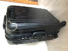 No.109　中型スーツケース（サイズは62cm x 44cm x 25cmでカーボン柄）です。 赴任直前の2019年3月に購入、以降フランスとの往復で2度使用しています。 TSAロックですが、鍵を紛失してしまいました。