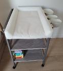 商品① Geuther おむつ交換台　40EUR：傷もなく状態はとても良いです。ご希望の方には、マットレスや縁に取り付け可能なケースも併せてお渡しします。購入金額120EUR（アクセサリー類含む）。Dimensions : L74,5 x l56 x H90,5 cm、Hauteur du plan à langer : 86 cm、Poids : 17,4 kg