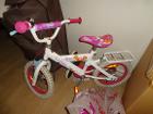 ■女児用ピンクの自転車[20ユーロ]
サイズを表現するのが難しいですが、サドルの高さが56cmほどで高く調整できます。補助輪もついてます。