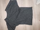 グレーTシャツ　襟ぐり深めで裾にあしらいがあります